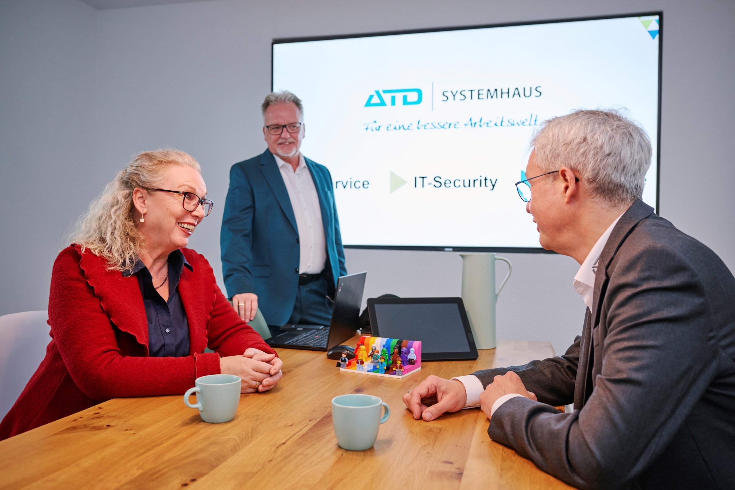 gabi, holger und nils besprechungstisch