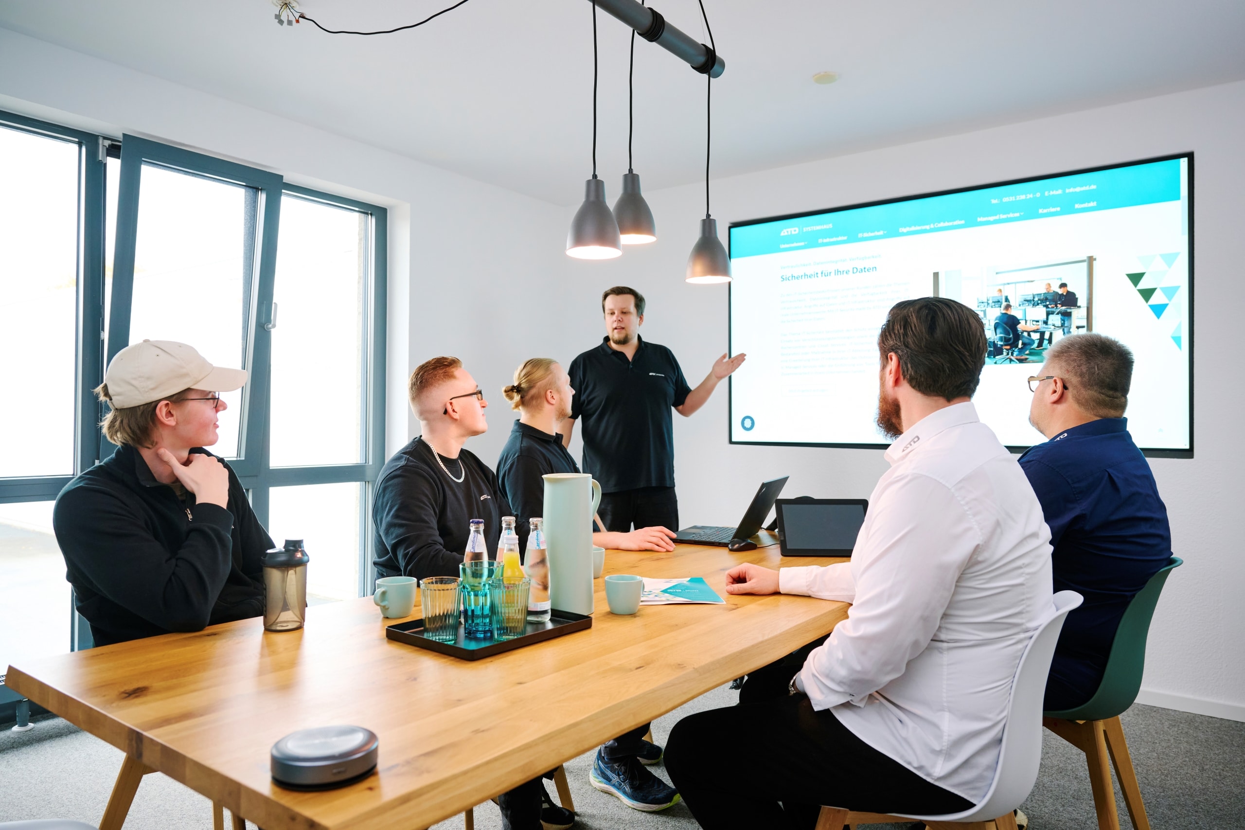 gruppe am besprechungstisch 1
