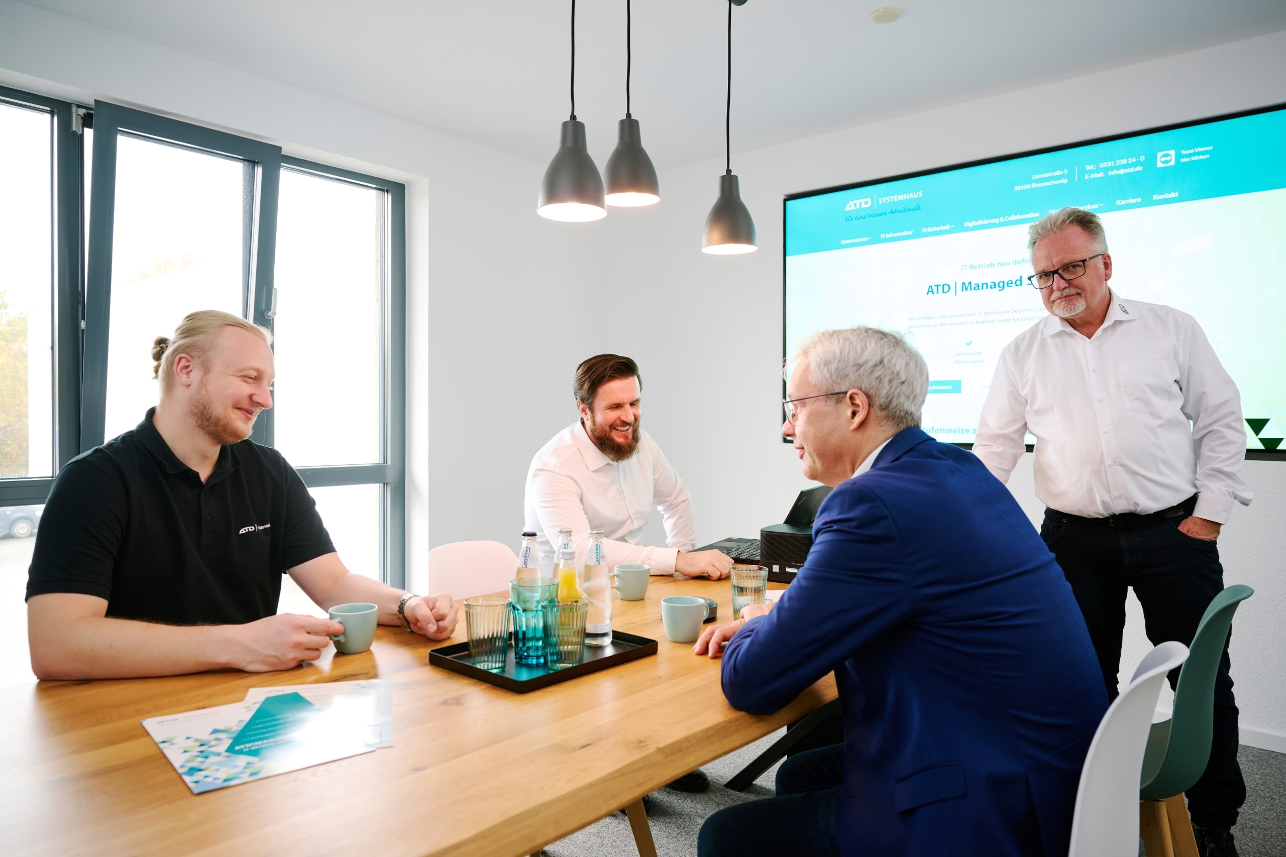 gruppe am besprechungstisch 3
