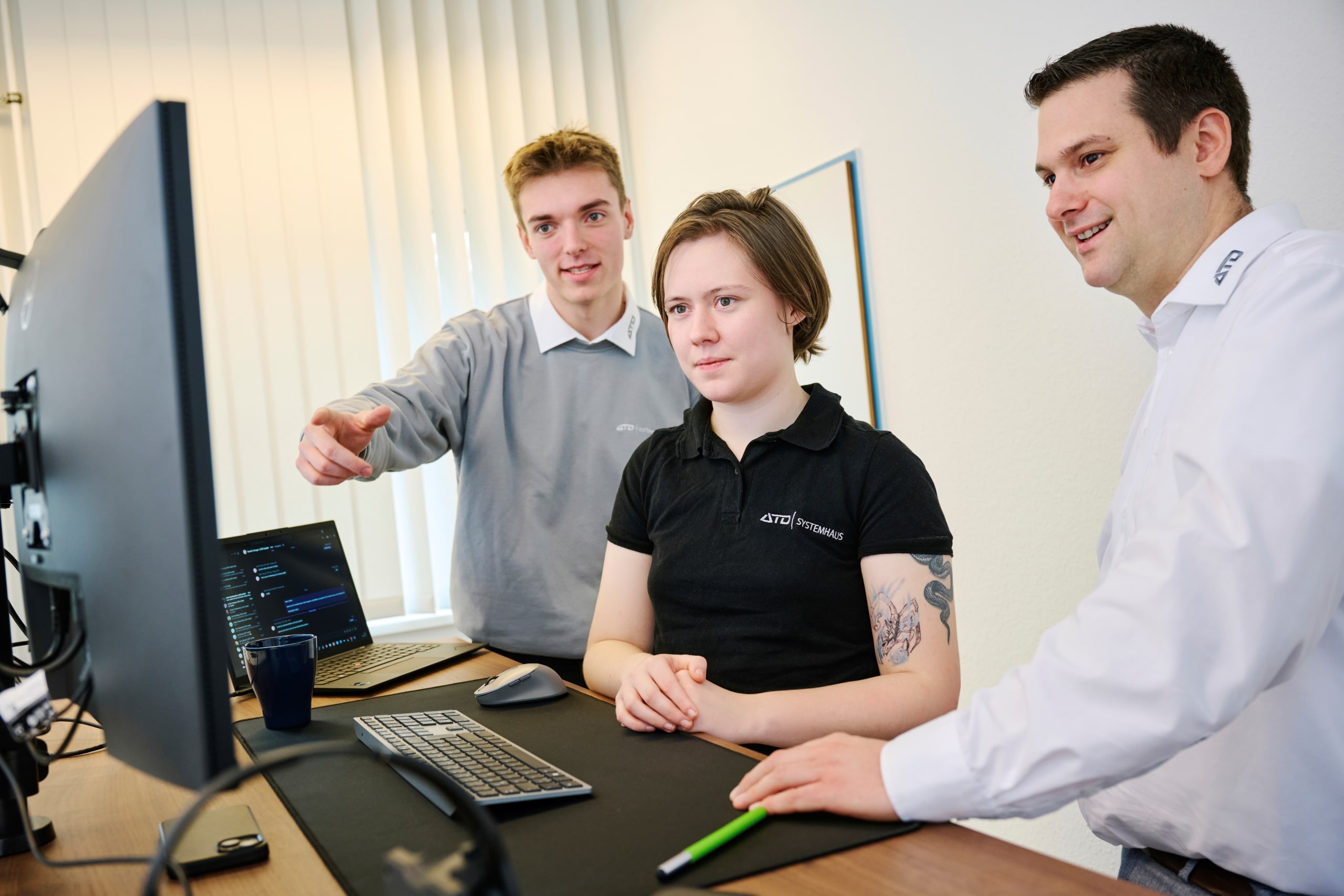 gruppe gemeinsam vor monitor