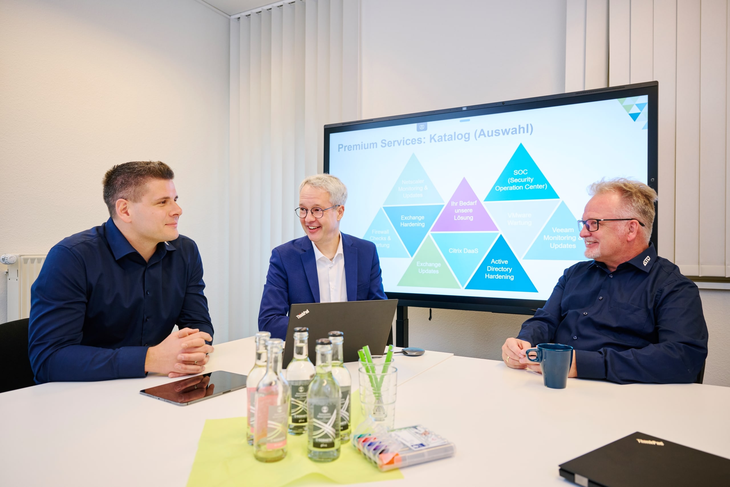 tim, nils und holger vor premium services whiteboard